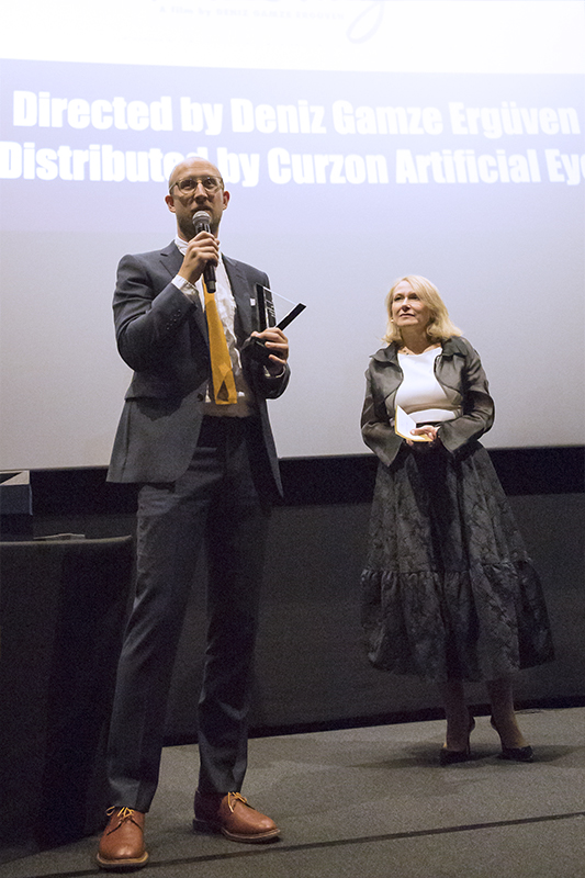 Danny James, de Curzon Artificial Eye, est venu recevoir le 3ème prix pour le film Mustang